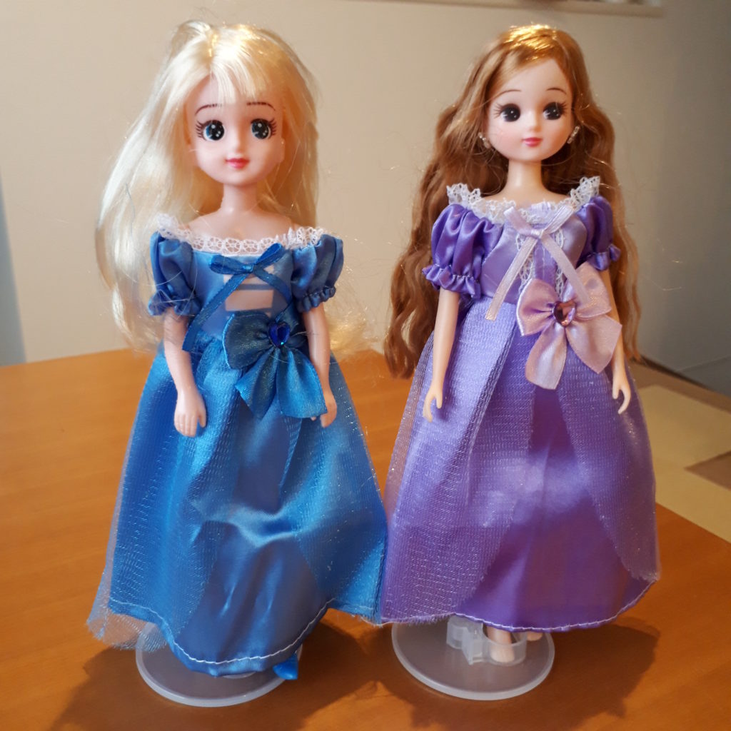 ダイソーのエリーちゃんの服をリカちゃんは着られる 靴や小物も試してみました おもちゃ情報局 女の子に人気のおもちゃを紹介します